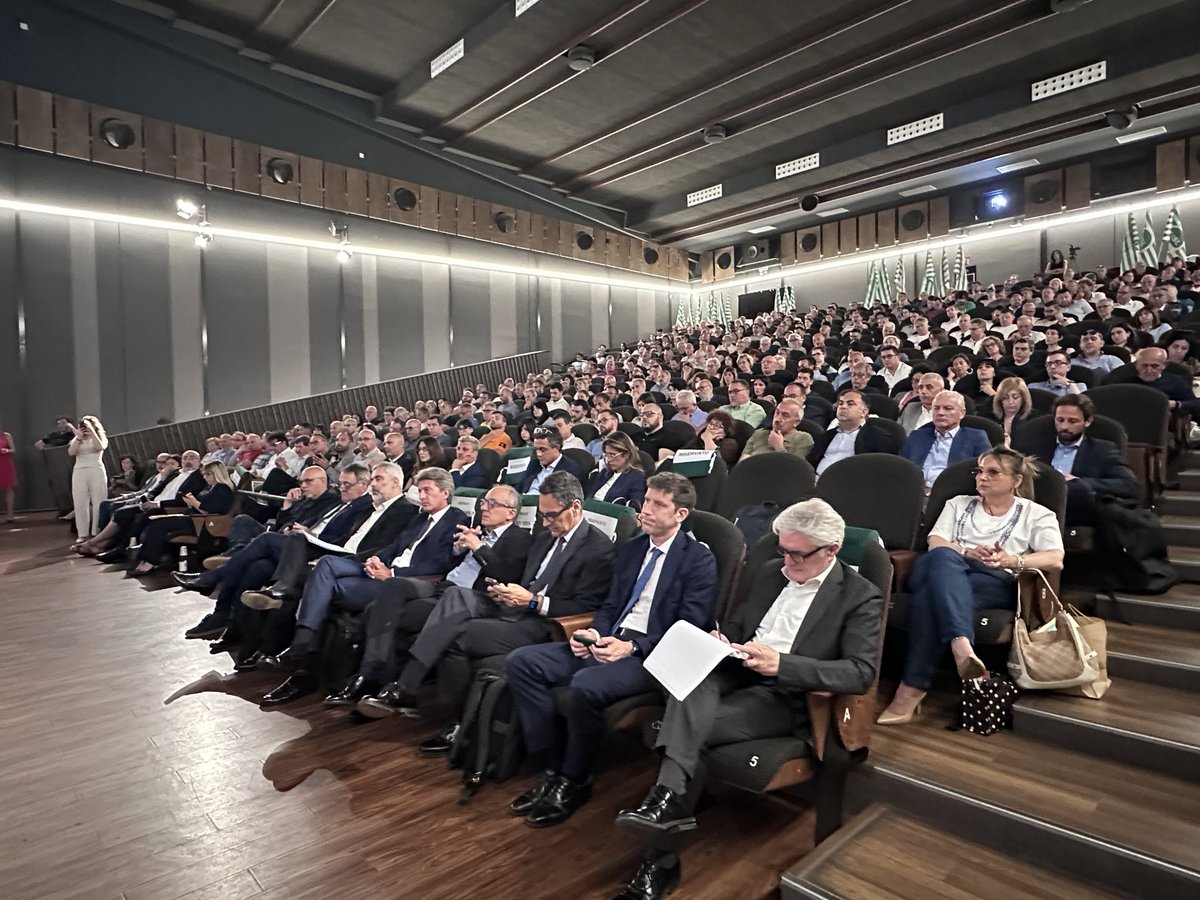 FemcaCISL's tweet photo. 🔥🗣️“L’ #energia è davvero il motore del Paese. Ma che tipo di motore stiamo costruendo, in un contesto attraversato da una #transizione epocale che riguarda il presente e il futuro di famiglie e imprese? 
💶I costi sono ormai una variabile strutturale della #competitività industriale, della qualità del #lavoro e della tenuta sociale.
🏭Come #Femca non mettiamo in discussione la transizione, ma il rischio è che la #decarbonizzazione proceda più rapidamente della #reindustrializzazione
🎯Occorre una seria #politicaindustriale e una garanzia di futuro occupazionale con un piano formativo straordinario di upskilling e reskilling, sempre improntato ai principi di #salute e #sicurezza
👉🏻Per affrontare le grandi sfide che abbiamo davanti servirà un patto tra istituzioni, imprese e lavoro. Un vero e proprio Patto sociale per l’energia. Perché nessuno può affrontare da solo trasformazioni così profonde. Solo insieme potremo governare la transizione industriale, garantendo l’impiego di tutte le risorse e il futuro del lavoro e dei lavoratori”. Così il Segretario Generale Femca #SebastianoTripoli nel suo intervento al convegno “Energia: vero motore di sviluppo” organizzato a #Milano dalla #CislLombardia insieme alla #FemcaLombardia che, per l’occasione, ha convocato oggi il suo Consiglio Generale. 
➡️Le conclusioni sono state affidate alla Segretaria Generale #Cisl #DanielaFumarola che ha ribadito “L’energia è fattore decisivo di sovranità politica ed economica. L’Europa deve rafforzare la propria autonomia strategica, evitando di tornare a dipendere dalla Russia”.
@CislNazionale @CislLombardia @FemcaLombardia