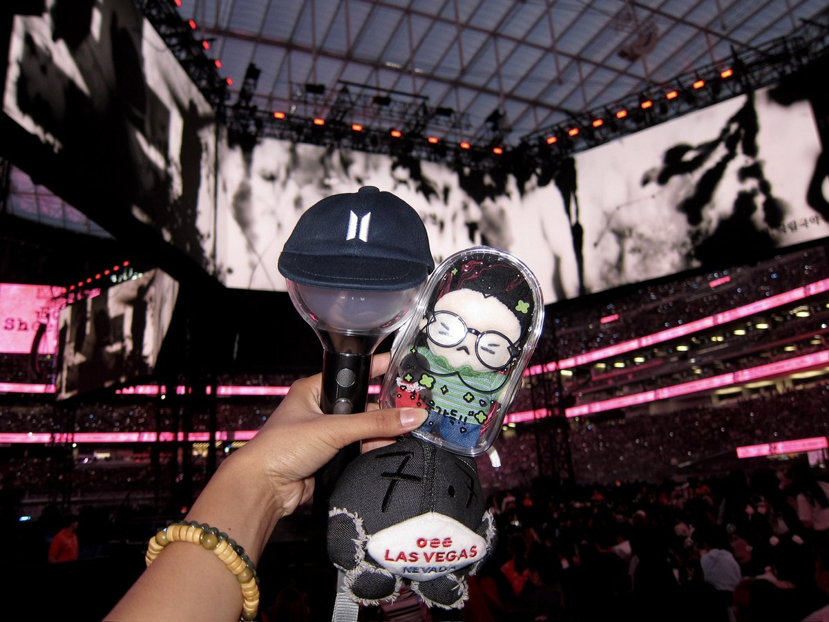berryluckycharm's tweet photo. idk about yall but i love mine and even wore it down this tour from using it so much https://t.co/e0z7fAq9cR