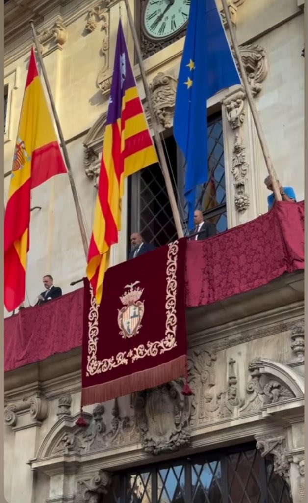 ToniDeudero's tweet photo. Arriado solemne de las banderas oficiales al paso del #CORPUSCHRISTI por la fachada principal de #Cort del Ajuntament de Palma
7 de junio de 2026
@JaimeMartinez @ajuntpalma https://t.co/wz753JDXqM