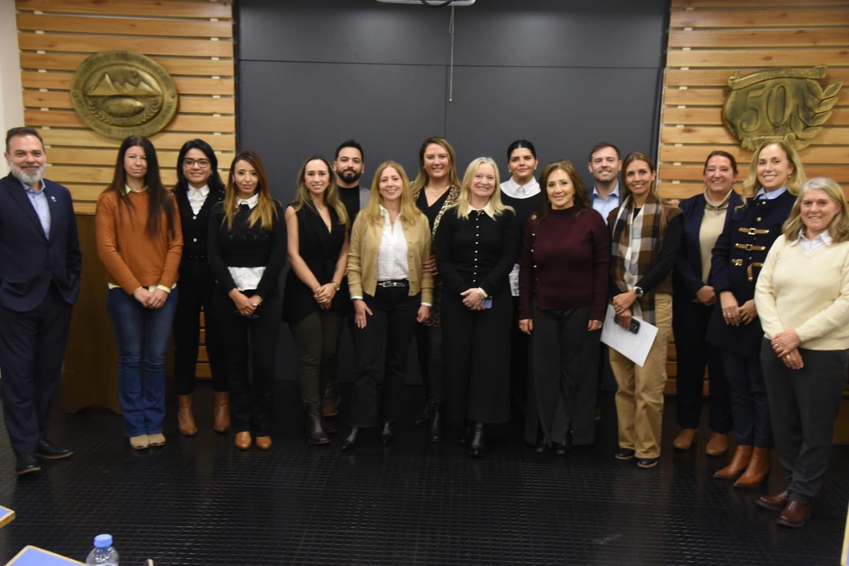 hebesil's tweet photo. Estuve en la Universidad del Aconcagua participando de un encuentro sobre los desafíos que enfrenta hoy la minería para consolidar una conducta empresarial responsable en una actividad estratégica para el desarrollo de Mendoza.

La jornada, organizada por la Universidad del Aconcagua y DLM Boutique de Integridad Estratégica, reunió a autoridades académicas, representantes del sector y referentes vinculados al desarrollo minero. Compartí este espacio junto a Fernanda Sabadín, coordinadora de Vinculación del Ministerio de Energía y Ambiente, y al director de Minería de Mendoza, @jeronimoshantal.

Conversamos sobre transparencia, licencia social, debida diligencia y los estándares que hoy plantean los Principios Rectores de las Naciones Unidas y las líneas directrices de la OCDE para una conducta empresarial responsable.

Mendoza tiene la oportunidad de desarrollar su potencial minero con reglas claras, instituciones sólidas y los más altos estándares. Para lograrlo, necesitamos más diálogo, más información y debates serios que permitan construir confianza sobre bases concretas.