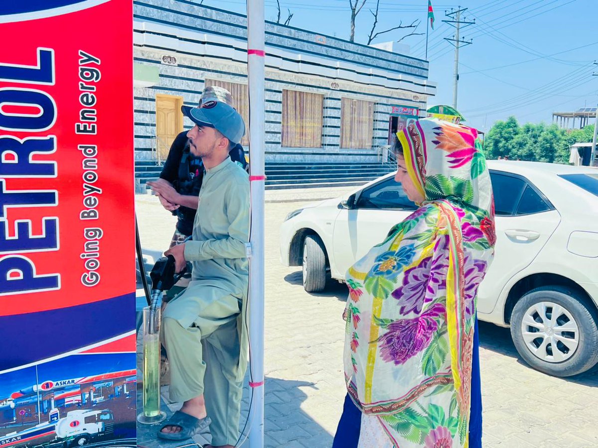 dcswabi's tweet photo. اے سی رزڑ، محترمہ صبیحہ ہستم نے عوام کو ریلیف فراہم کرنے کےلیے تحصیل رزڑ کے مختلف مقامات پر پٹرول پمپس کا اچانک دورہ کیا۔

اس دوران حکومت کی جانب سے جاری کردہ پٹرولیم مصنوعات کی قیمتوں پر عملدرآمد کو یقینی بنایا گیا۔قانون کی خلاف ورزی پر پٹرول پمپس مالکان کو تنبیہ بھی کی گئی۔ https://t.co/37x52LXCSO