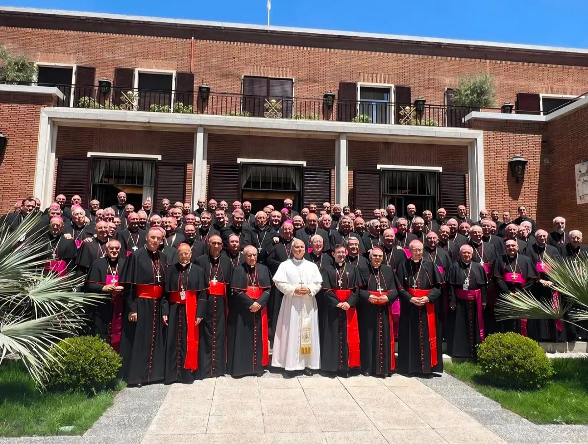 Obispofcerro's tweet photo. El Santo Padre León XIV ha mantenido un encuentro con los obispos españoles durante su visita a la Sede la Conferencia Episcopal Española (CEE), y la Nunciatura Apostólica, Enmarcado en su viaje apostólico a España. @prensaCEE https://t.co/R7RN8llBmD