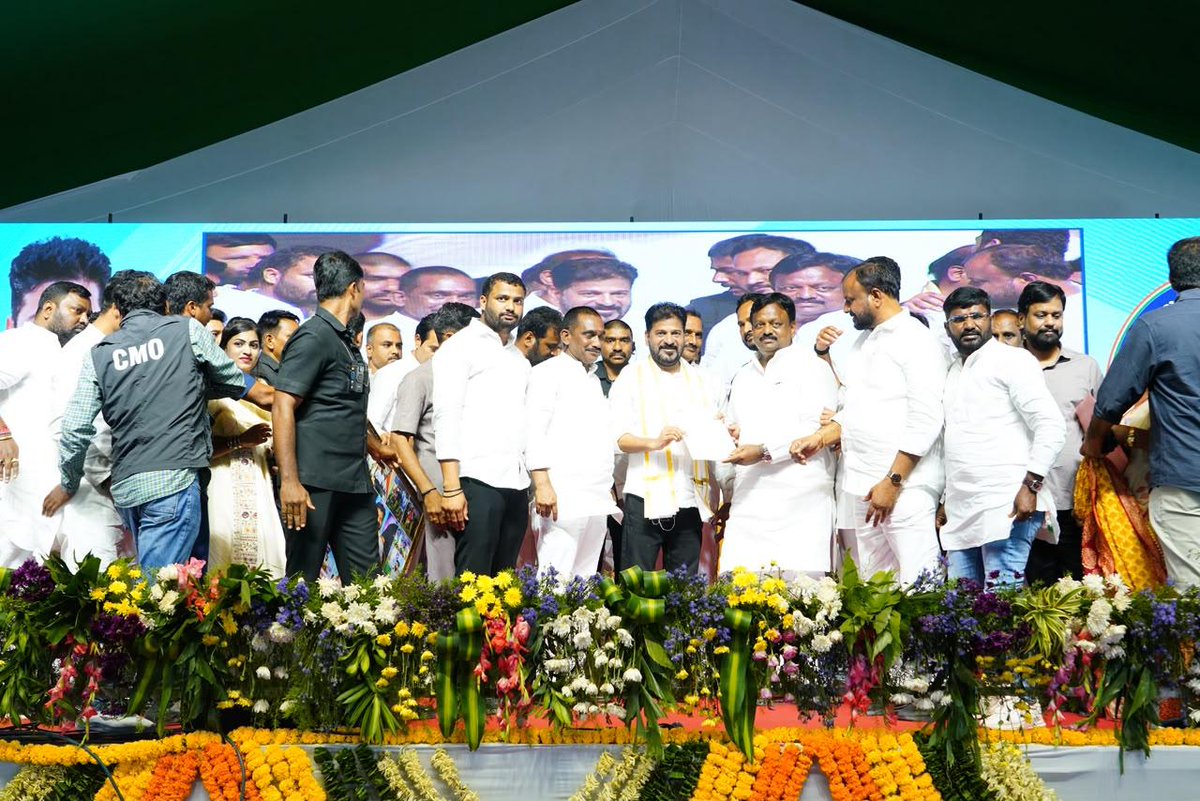 revanth_anumula's tweet photo. మియాపూర్ లో పలు అభివృద్ధి కార్యక్రమాలకు శంకుస్థాపన అనంతరం “ప్రజా పాలన - ప్రగతి ప్రణాళిక” బహిరంగ సభలో పాల్గొన్నాను. 

ట్రాఫిక్ సమస్య లేని, కాలుష్య రహిత నగరంగా హైదరాబాద్ ను ఒక ప్రణాళిక బద్ధంగా అభివృద్ధి చేస్తున్న విధానాన్ని ప్రజలకు వివరించాను. భవిష్యత్ తరాలకు స్వచ్ఛమైన, పరిశుభ్రమైన నగరాన్ని అందించే సంకల్ప ప్రణాళికను చెప్పాను. రాజకీయాలకు అతీతంగా అందరూ ఈ అభివృద్ధికి సహకరిస్తూ, కలిసి రావాలని కోరాను.

#PrajaPalana #TrafficFreeHyderabad #CleanHyderabad #GreenHyderabad #TelanganaDevelopment #UrbanTransformation