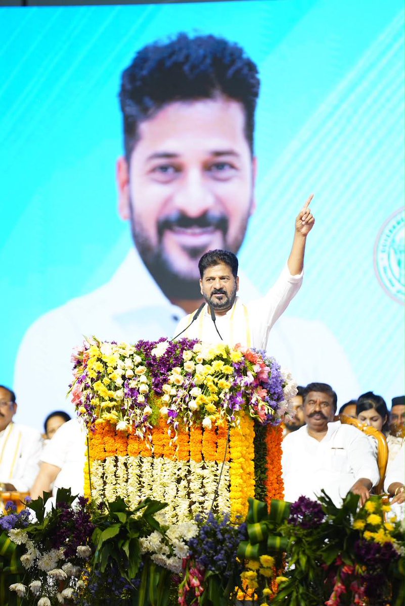 revanth_anumula's tweet photo. మియాపూర్ లో పలు అభివృద్ధి కార్యక్రమాలకు శంకుస్థాపన అనంతరం “ప్రజా పాలన - ప్రగతి ప్రణాళిక” బహిరంగ సభలో పాల్గొన్నాను. 

ట్రాఫిక్ సమస్య లేని, కాలుష్య రహిత నగరంగా హైదరాబాద్ ను ఒక ప్రణాళిక బద్ధంగా అభివృద్ధి చేస్తున్న విధానాన్ని ప్రజలకు వివరించాను. భవిష్యత్ తరాలకు స్వచ్ఛమైన, పరిశుభ్రమైన నగరాన్ని అందించే సంకల్ప ప్రణాళికను చెప్పాను. రాజకీయాలకు అతీతంగా అందరూ ఈ అభివృద్ధికి సహకరిస్తూ, కలిసి రావాలని కోరాను.

#PrajaPalana #TrafficFreeHyderabad #CleanHyderabad #GreenHyderabad #TelanganaDevelopment #UrbanTransformation
