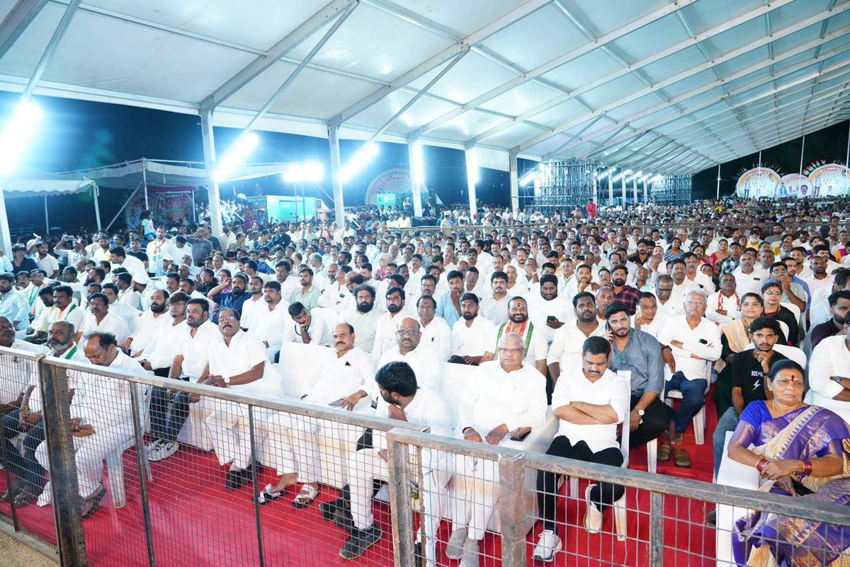 revanth_anumula's tweet photo. మియాపూర్ లో పలు అభివృద్ధి కార్యక్రమాలకు శంకుస్థాపన అనంతరం “ప్రజా పాలన - ప్రగతి ప్రణాళిక” బహిరంగ సభలో పాల్గొన్నాను. 

ట్రాఫిక్ సమస్య లేని, కాలుష్య రహిత నగరంగా హైదరాబాద్ ను ఒక ప్రణాళిక బద్ధంగా అభివృద్ధి చేస్తున్న విధానాన్ని ప్రజలకు వివరించాను. భవిష్యత్ తరాలకు స్వచ్ఛమైన, పరిశుభ్రమైన నగరాన్ని అందించే సంకల్ప ప్రణాళికను చెప్పాను. రాజకీయాలకు అతీతంగా అందరూ ఈ అభివృద్ధికి సహకరిస్తూ, కలిసి రావాలని కోరాను.

#PrajaPalana #TrafficFreeHyderabad #CleanHyderabad #GreenHyderabad #TelanganaDevelopment #UrbanTransformation