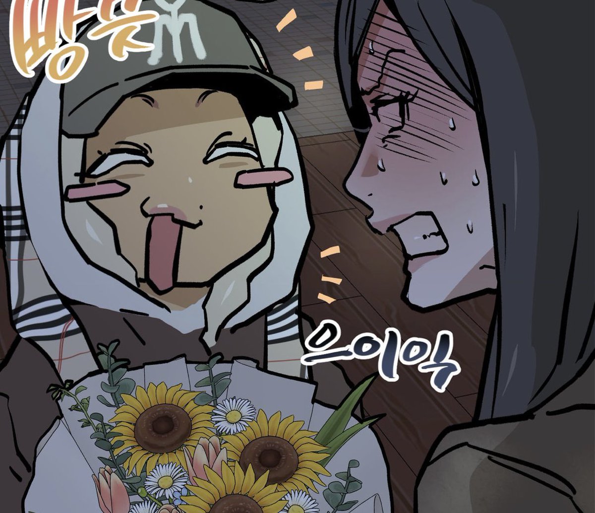 sejuvrs's tweet photo. jinah getting heo jina flowers bc she had pissed her off. they’re still funny as hell god i missed them https://t.co/KL4JFmu0zB