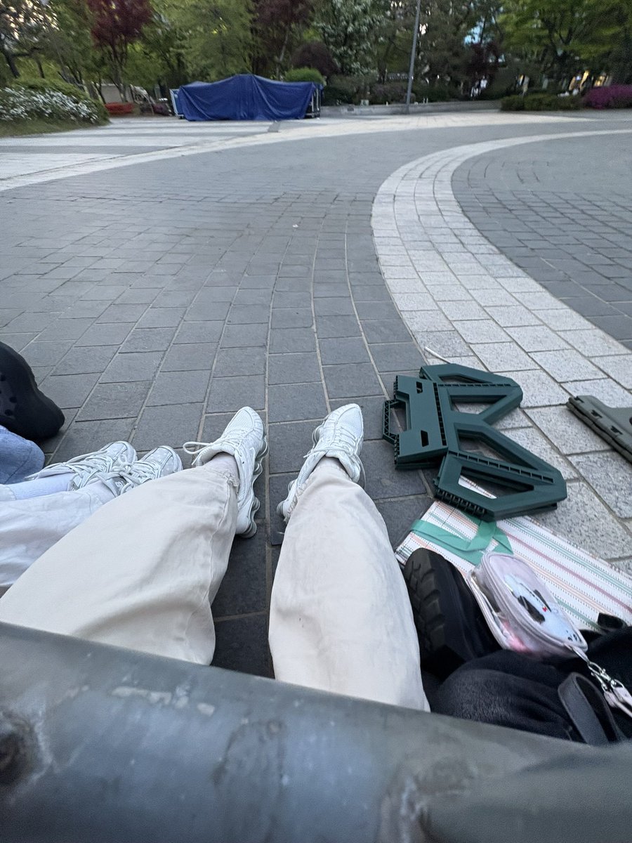 himnaejayong's tweet photo. 이날 미팬 1열 잡아놓고 ㅋㅇㅇ현참공지 뜨자마자 뒤도안돌아보고 버림.. 일주일뒤에 온더고가서 팬매언니가 내 현참 번호보고 님 찐사시네요라고함 https://t.co/Y6tbwvWgN2