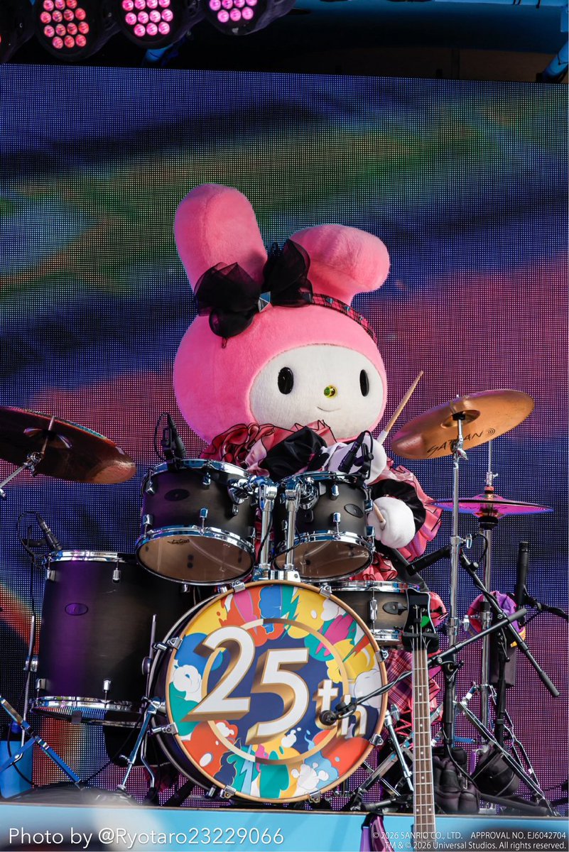 USJ_Official's tweet photo. クロミとマイメロディが、
ドラムでビートを刻む
「クロミ・ライブ」に注目🥁✨

かわいいだけじゃない、
とびきりロックなステージを
見逃さないで！🖤💗

#ロックの日 https://t.co/jZQNNOo6x9