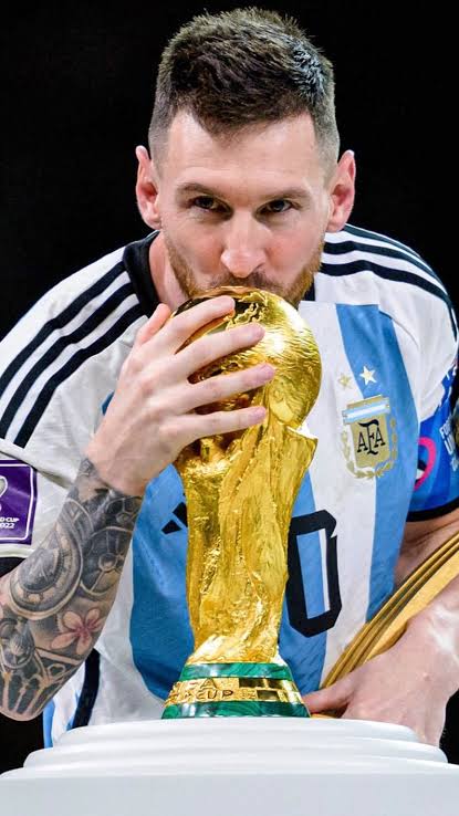 ShadowStar726's tweet photo. @CamiloCisternaG Que le de gracias a ellos tres por ser campeón del mundo. ✌🏻 

Ahora mira quién fue el campeón del mundo en 2022.👍🏻 https://t.co/u8Kd0wD084