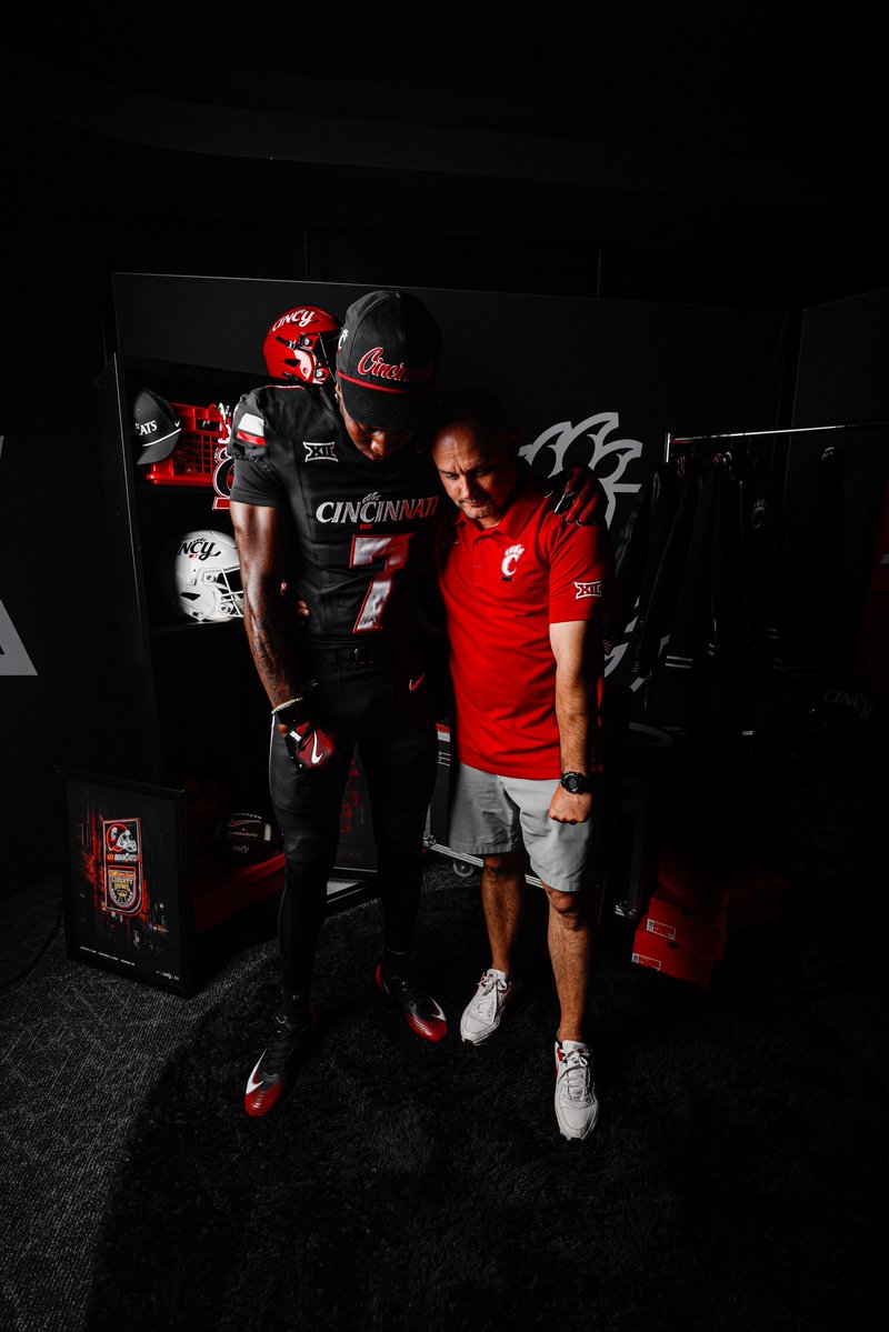 johnson_james7's tweet photo. Let’s go Bearcat nation!!!❤️🏠 #committed #gobearcats @CoachB_Defense @CoachJBurbage @GoBearcatsFB @GoBEARCATS @UC_Recruiting @Coach_Cass @CoachSattUC @BlairASanderson @ZachGrantUC @JuceRulo @JPRockMO @EDGYTIM @One11Recruiting @PrepRedzoneIL https://t.co/sdmTplpT05