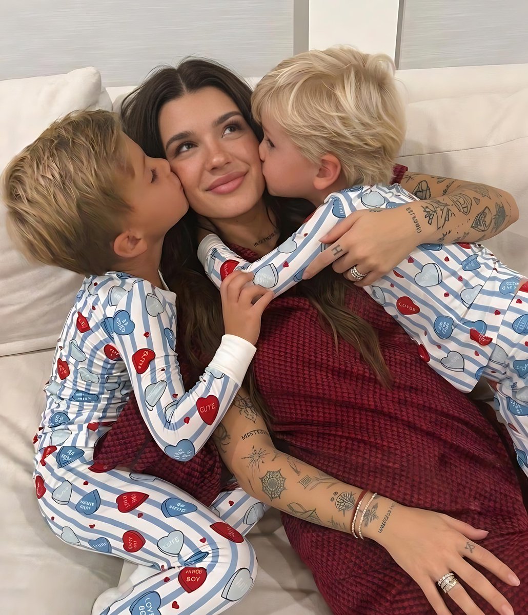 astrlwdy's tweet photo. mommy's boys. 🤍 https://t.co/OvV0kLVCQd