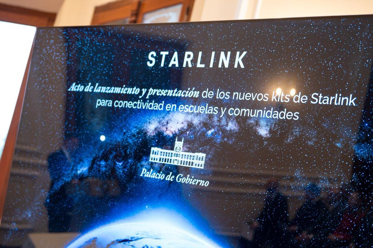 mathidenisq's tweet photo. 🇵🇾@conatelpy  otorgó a @Starlink  licencia comercial por 5 años. Sin restricciones de contenido. 
Sin presión judicial. Sin congelar cuentas.
Con dinero del gobierno de EE.UU.

El gobierno de Estados Unidos puso USD 3 millones para desplegar Starlink en el Chaco paraguayo.
500 puntos de acceso. 
200 Mbps mínimos garantizados. 
En comunidades a 250 km de Asunción que nunca tuvieron señal celular.

¿Qué cambia en el Chaco?
Las escuelas rurales acceden a plataformas educativas del Estado. El Programa Hambre Cero se audita digitalmente por primera vez en su historia.
Sawhoyamaxa. Yakye Axa. Comunidades indígenas históricamente aisladas. Hoy con 200 Mbps.

Durante décadas Paraguay dependió de los cables de Brasil y Argentina para conectarse al mundo.

Hoy se conecta directo al espacio.
Sin costa. Sin cables. Sin pedirle permiso a nadie.

@elonmusk goat