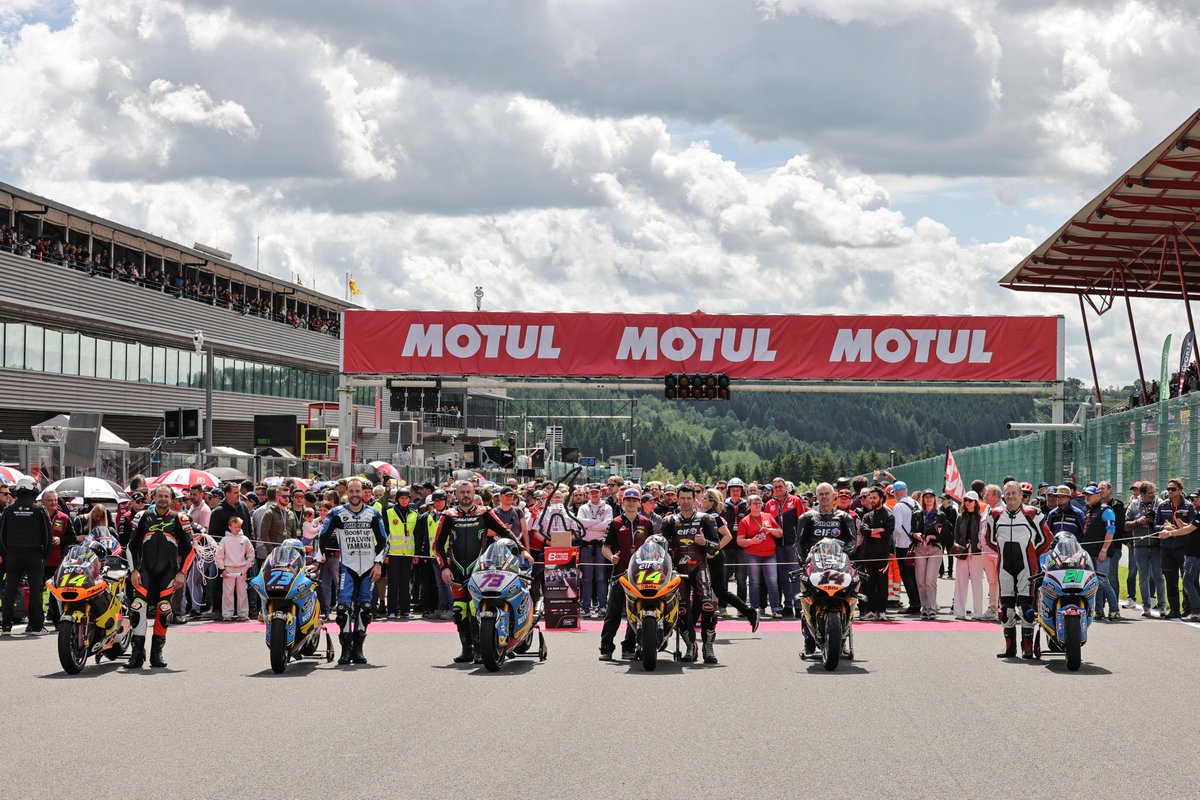 AlessioPiana130's tweet photo. #8hSpa #FIMEWC 

Marc VDS da quest'anno è main sponsor del Mondiale Endurance FIM EWC, da due anni è impegnato in pista insieme al team KM99 Yamaha, ma nel 2027 potrebbe fare in proprio sposando la causa Ducati.

Valutazioni in corso, considerando che dalla prossima stagione inoltre porterà in pista due Panigale V4 R nel Mondiale Superbike, mentre dovrebbe lasciare la Moto2.

Nel frattempo il Conte Marc van der Straten ha assistito in prima persona lo scorso weekend alla 8 ore di Spa-Francorchamps dove si è tenuta a pochi minuti dalla partenza una parata di alcune moto iconiche della storia nel motociclismo di Marc VDS.