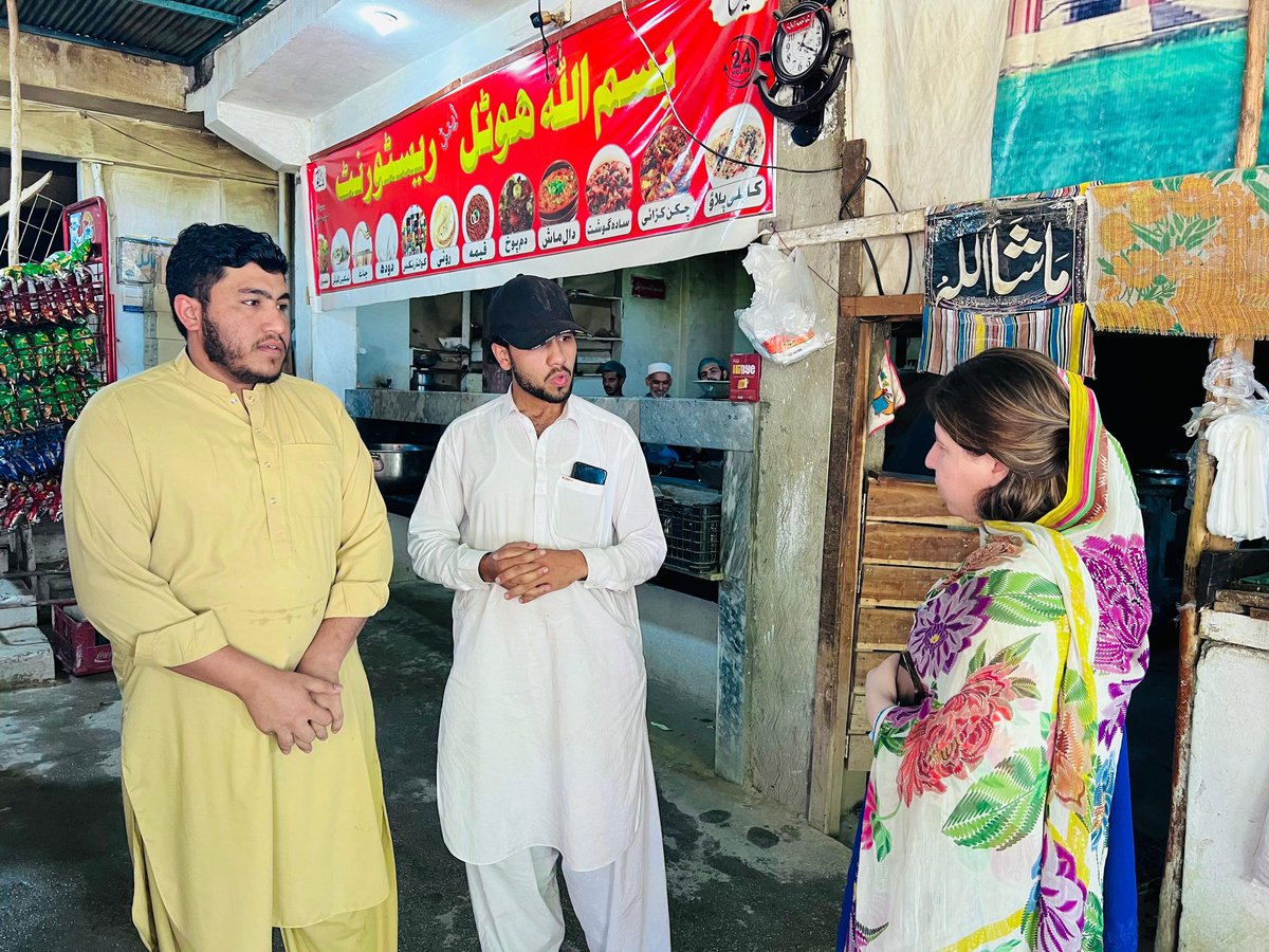 dcswabi's tweet photo. اسسٹنٹ کمشنر تحصیل رزڑ صبیحہ ہستم نے آج تحصیل رزڑ میں مختلف ہوٹلوں اور ریستورانوں کا اچانک معائنہ کیا۔ https://t.co/Mi1GVe3hvo