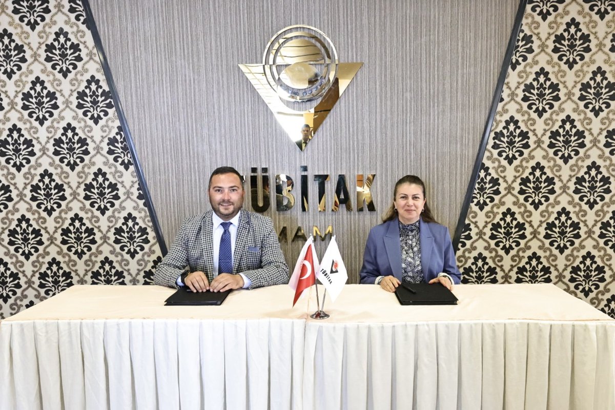 cemrevakfi's tweet photo. Vakfımız ile TÜBİTAK Kutup Araştırmaları Enstitüsü arasında stratejik bir iş birliği protokolü imzalandı. 

Yönetim Kurulu Başkanımız Furkan Gökgöz ve TÜBİTAK MAM Başkanı Prof. Dr. Burcu Özsoy tarafından imzalanan protokol ile küresel iklim değişikliği ve Antarktika araştırmalarına yönelik çevre projelerimiz resmiyet kazandı.  

Törende; kutup bölgelerine yönelik farkındalık çalışmaları, çevre odaklı bilimsel faaliyetler ve vakıf gönüllülerimiz ile gençlerimizin eğitim süreçlerine dahil edilmesi konusunda istişarelerde bulunuldu. 🌍❄️

@TUBITAK_MAM @DrBurcuOzsoy @furkangokgoz