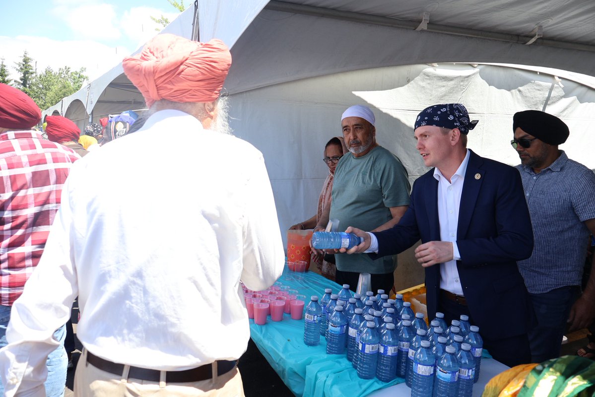 BramptonGraham's tweet photo. It's always great to join the Sikh community at the annual Nagar Kirtan organized by the Guru Nanak Mission Centre right here in Brampton North!

The values of Seva and compassion continue to be a powerful force in our city and across Ontario. https://t.co/Ko0F18PwMO