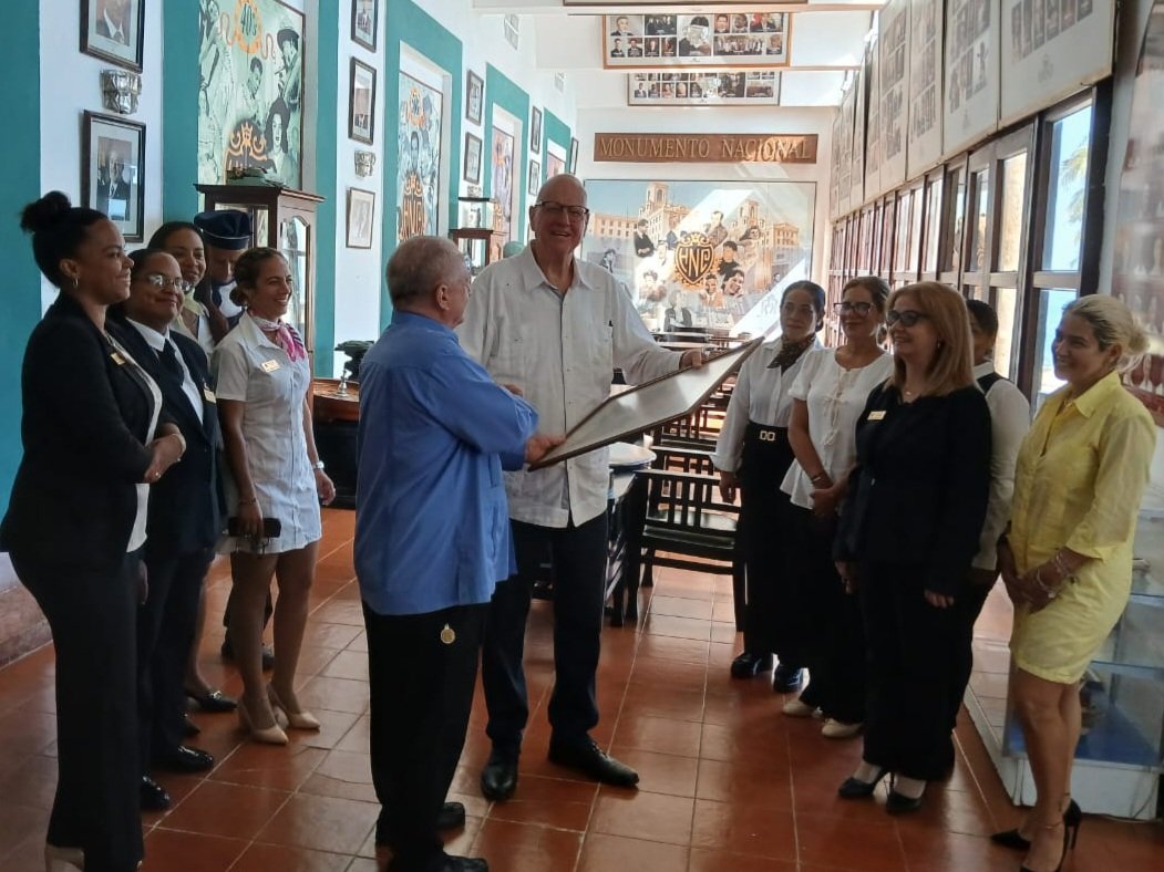 icabreraf's tweet photo. Consulado de México en La Habana. Muchas Gracias al Director General del Hotel Nacional Luis Miguel Díaz por la entrega de un reconocimiento al ConsulMexLH @Claudiashein @SRE_mx https://t.co/cfowg0lEhT