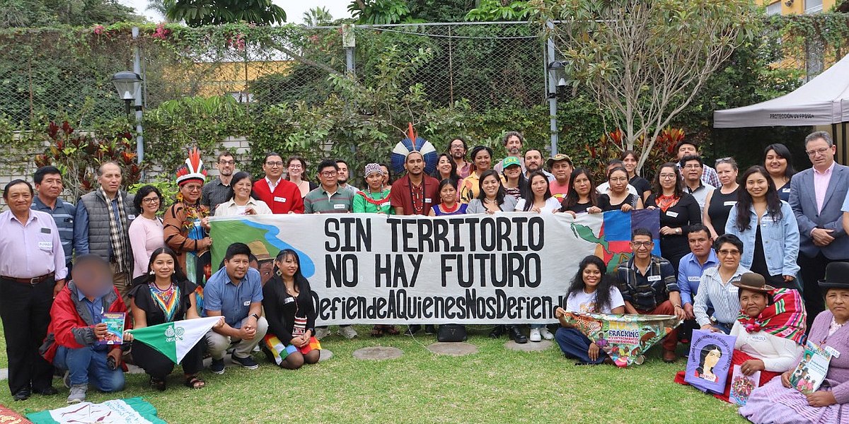 cnddhh's tweet photo. ✊🌿 ¡Defender la vida no debería costarnos la vida!
Pasan los años, cambian los gobiernos, pero las defensoras y los defensores ambientales continúan organizándose para proteger el agua, la tierra, sus culturas y la memoria de sus pueblos.

En el Encuentro Internacional de Defensoras y Defensores de #DDHH y del ambiente, alrededor de 40 líderes y lideresas de Perú, Brasil, Chile, Colombia y Ecuador se reunieron para visibilizar las amenazas que enfrentan sus territorios, fortalecer alianzas y articular estrategias para defender no solo el ambiente, sino también sus vidas frente al avance del extractivismo, las economías ilegales y la criminalización.

🌎 ¡Sin territorio, no hay futuro!

📰Lee la nota completa: https://t.co/91zkRUSEFY

#DefiendeAQuienesNosDefienden #MedioAmbiente
