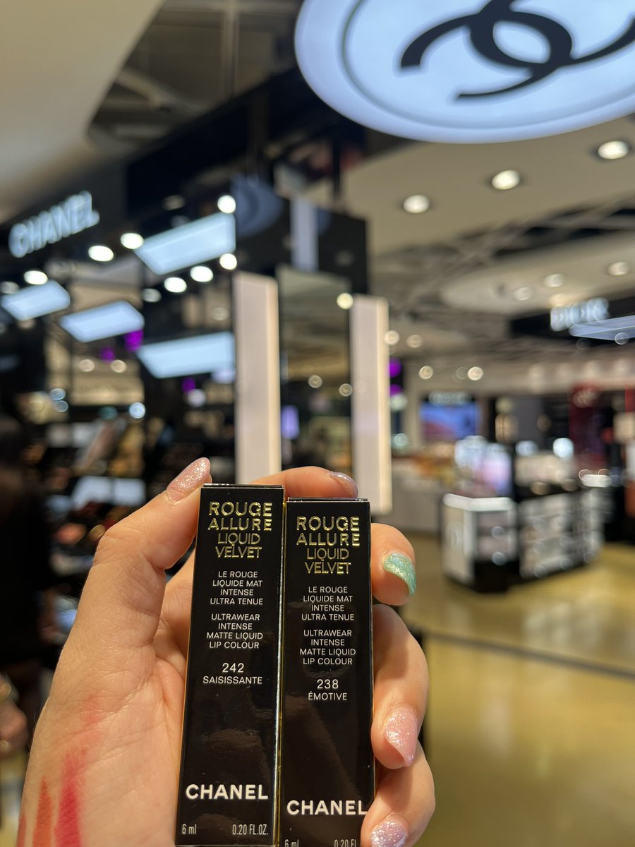 sweeterthansw's tweet photo. Got n’EST lip at Frankfurt airport มสไกลมากกว่าจะได้ 😂🙄#chanel https://t.co/NK3ipQo1rB