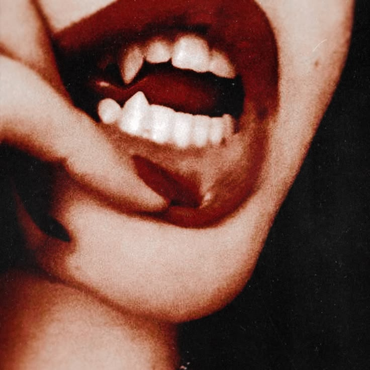 Lollipop_Raven's tweet photo. Cold-Hearted Girl — AU Sweetcc

CC Walker aceita fingir ser a namorada de Cairo durante um final de semana para família dela, sem saber que todos eles são vampiros.
Ou
Cairo Sweet é líder de turma e concorda em ajudar a capitã de futebol a passar em Literatura, mas pede um favor. https://t.co/Uuhy7PSTC4
