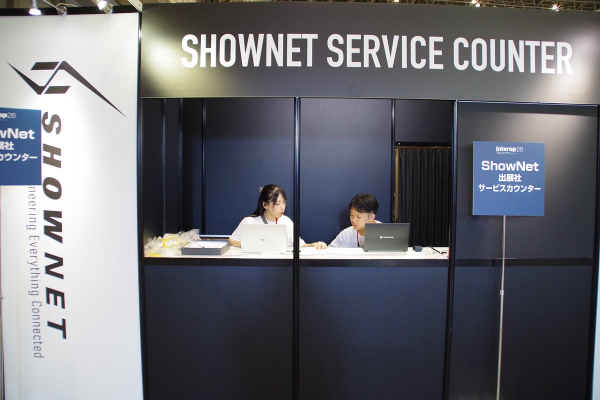 ShowNet_NOCTeam's tweet photo. 出展社様むけのサービスカウンターが4ホール中央あたりにオープンしました。これをもってShowNetがサービスインということになります。

出展社の皆様なにかトラブル等があればこちらまでお越しください。
#shownet
#interop26 https://t.co/MEOchLCwvj