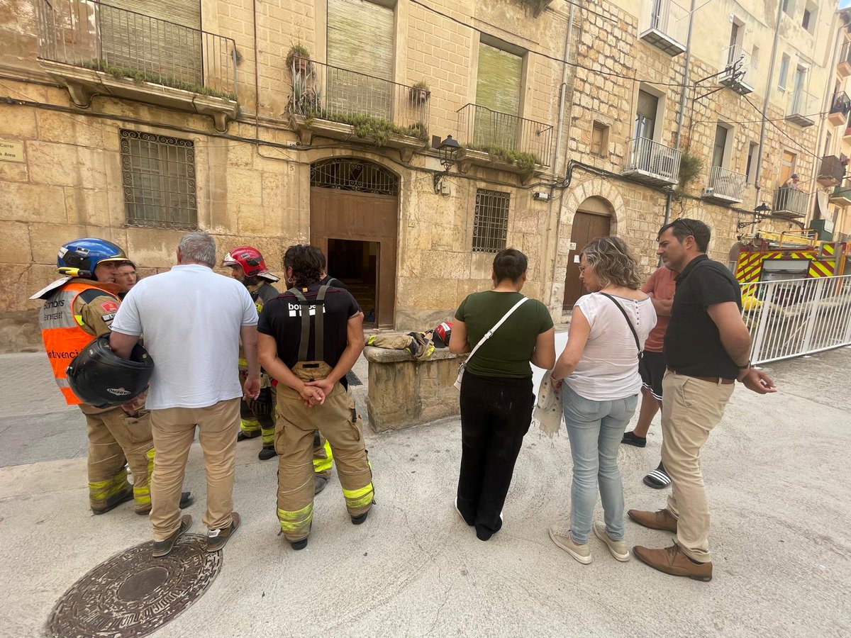 Tortosa's tweet photo. URBANISME | L'ensorrament parcial d'una casa al carrer de Santa Anna provoca dos ferits i el desallotjament de tres veïns

Els fets s'han produït cap a les 16.50, quan ha cedit el terrat de l'immoble del número 7

📲https://t.co/QNRXMDneTj https://t.co/9JqX2gkkDG