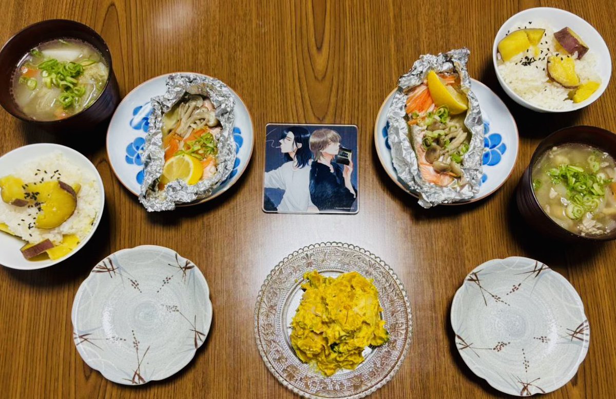 OtzpX's tweet photo. #スモブル
過去から繋がる今
痛みや喜び、忘れられない毎日を重ねてゆく幸せな2人の続きを見てみたい
素敵なドラマでした

最後は1話に出てきた久慈くんの手料理
🍠ごはん、お味噌汁、🎃サラダ、鮭のホイル焼き
さり気なく作ってたけど結構手間がかかるメニュー
朔ちゃんの胃袋つかみにいったのかな https://t.co/eQt82qBReG