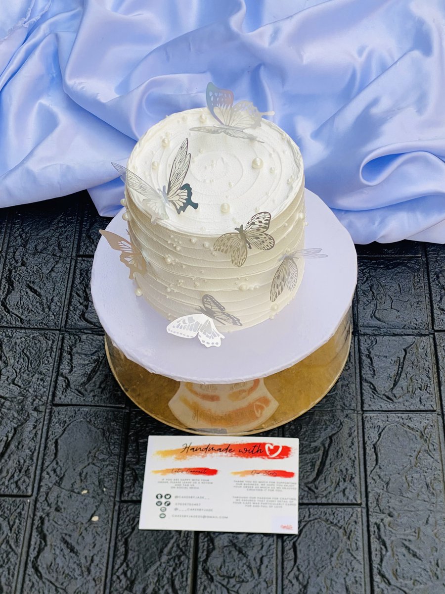 cakesbyjade__'s tweet photo. A cake as beautiful as the milestone it celebrates.😍😍

White elegance, silver butterflies, &amp; all the grace that comes with a silver jubilee celebration.🦋🤍🩶

Cake Desc:
Size: 6”2layers
Frosting: Whipped Cream 
Price: N39,500 (Subject to Change)

📍: ABUJA

To order, send a DM https://t.co/L5BmGdJ6u2