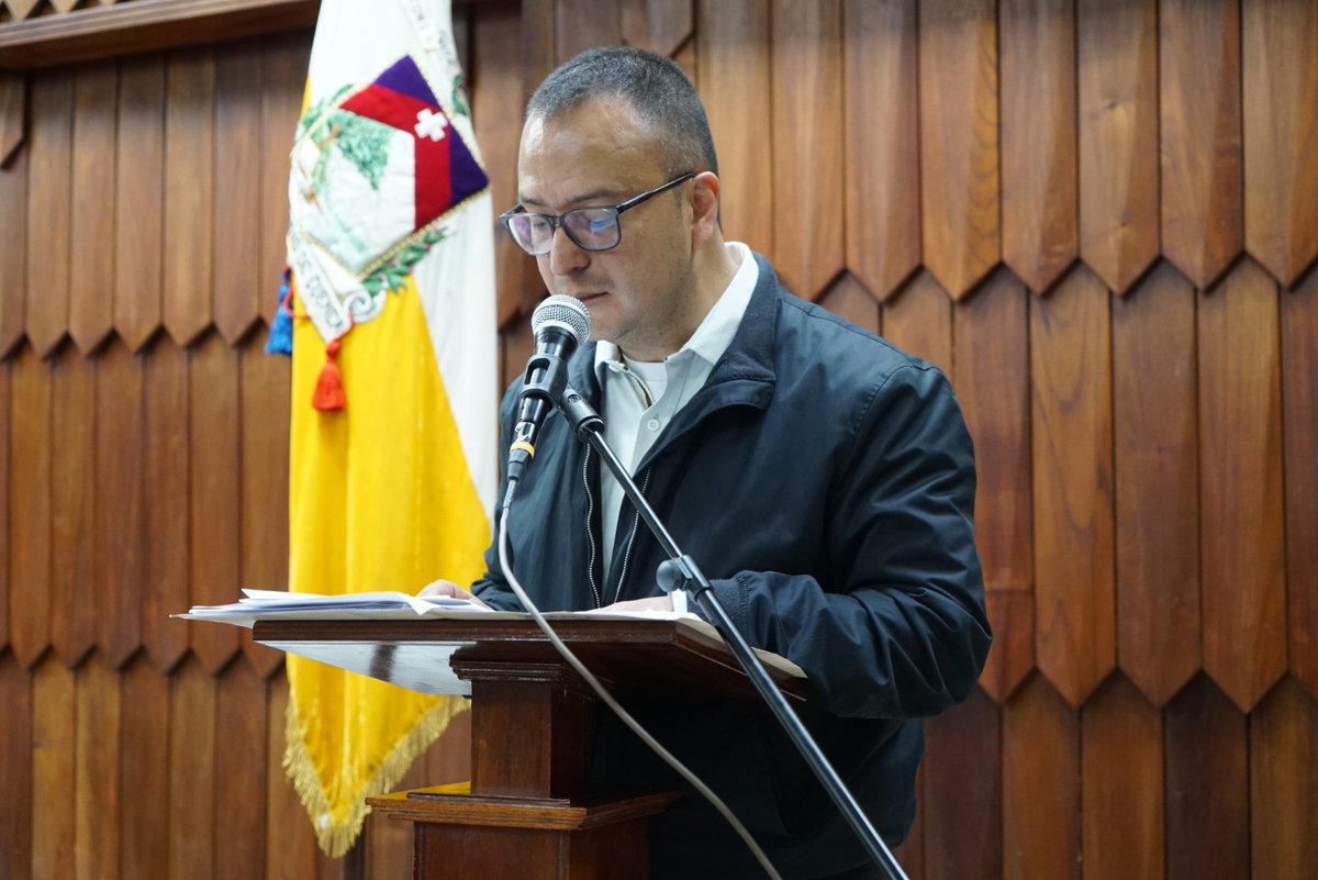 udecuenca's tweet photo. Durante el encuentro, que coincidió con la celebración de los 25 años de trayectoria de la carrera de Orientación Familiar en la Universidad de Cuenca, su director, Alexander Arias, destacó el valor de la institución familiar como núcleo vital de la sociedad. https://t.co/tGiiODkUGr
