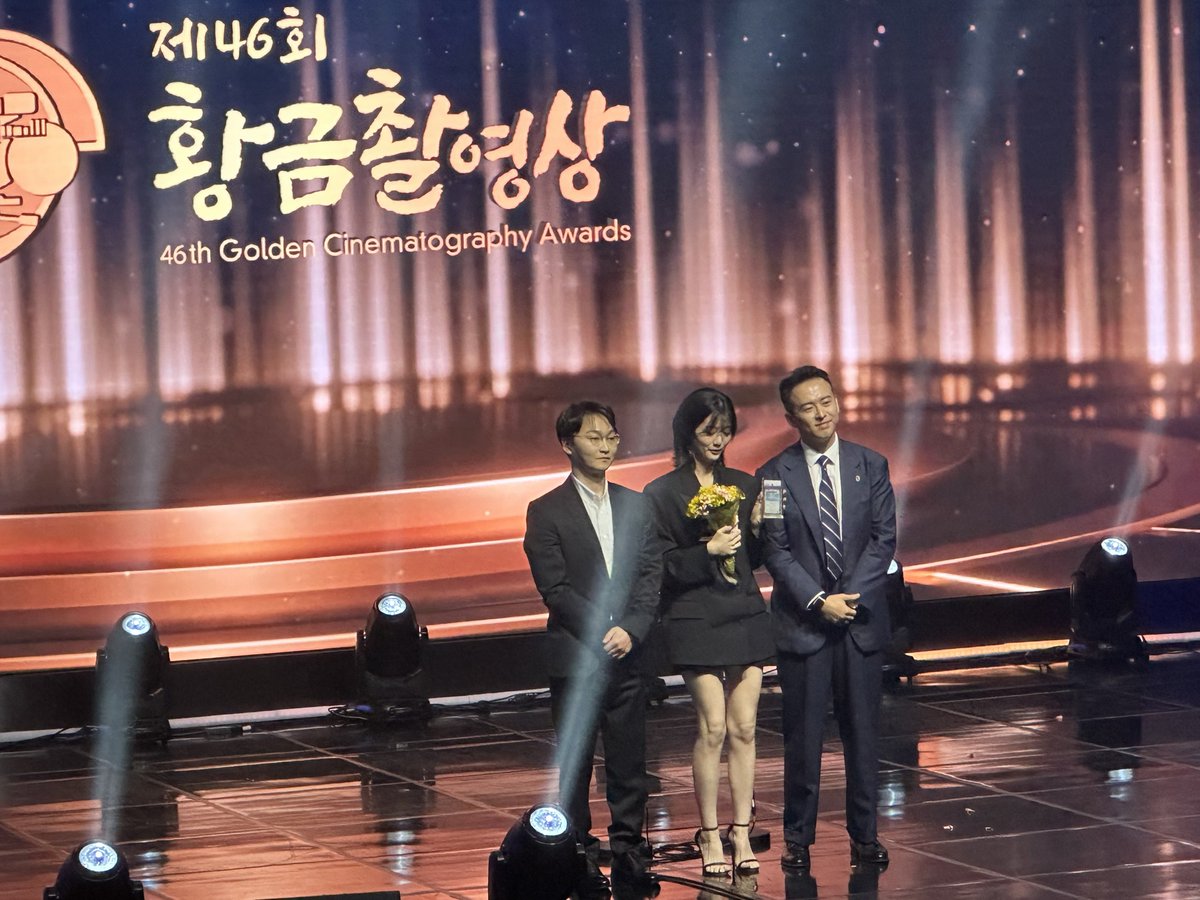 wlstn7189's tweet photo. 저는 오늘 @renaissxyz  덕분에 황금촬영상 시상식에 참가해

우리의 @Plus_Ultra_715 이  직접 시상을 하는 모습까지 볼수있다니 이 프로젝트를 하는게 진짜 뜻깊은 하루였습니다.

그리고 거기에서 어릴 때부터 팬이었던 손예진 배우님과 사진을 찍었습니다. 📸✨

문제는...

손예진 배우님 옆에 서는 순간,
저는 사람에서 오징어로 변화했습니다. 🦑

실물은 정말 믿기 힘들 정도로 아름다우셔서 준비했던 말도 다 잊어버리고 버벅거렸는데,

배우님께서 환하게 웃으며 친절하게 대해주셔서 더욱 감사했습니다.

한 장의 사진이지만 덕분에 Renaiss도 조금 더 알릴 수 있었던 뜻깊은 시간이었습니다.

이런 명품 배우분들이 함께하는 시상식에 후원사로 참여한 Renaiss.

오늘보다 내일이 더 기대되는 프로젝트인 것 같습니다. 🚀

Thanks to Renaiss, I had the opportunity to attend the Golden Cinematography Awards and even witness our own Winchman personally presenting an award on stage.

It was one of those moments that reminded me how meaningful it is to be part of this project.

And on top of that, I got to take a photo with Son Ye-jin, an actress I've admired since I was young. 📸✨

The problem was...

The moment I stood next to her, I instantly transformed from a human into a squid. 🦑
She was even more beautiful in person than I could have imagined. I completely forgot everything I had planned to say and started stumbling over my words.
Thankfully, she greeted me with a warm smile and was incredibly kind, which made the experience even more memorable.

It was just one photo, but it was a meaningful moment that also helped introduce Renaiss to more people.

Seeing Renaiss participate as a sponsor at an event attended by so many outstanding actors and actresses makes me even more excited about where this project can go in the future.

The future feels even brighter than the present. 🚀

#Renaiss #GoldenCinematographyAwards #SonYeJin #Web3 #Winchman

#Renaiss #황금촬영상 #손예진 #Web3 #Winchman