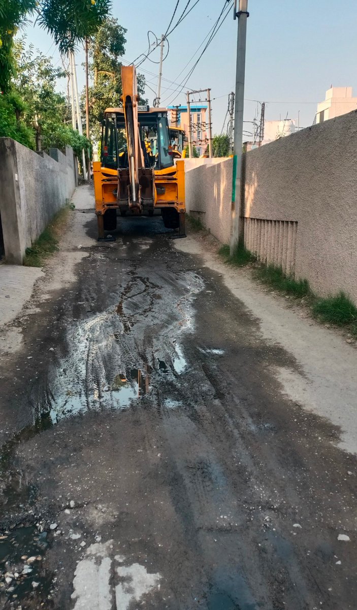 Thakurrsjamwal2's tweet photo. T-80/199
Abhiveer says : Cleaning is ok Sir, but this dirty water spreading everywhere is bad for our health. 
Please stop it !" Time to act responsibly @Devansh_IAS 
#SwachhBharat

@LokBhavanJandK @CM_JnK
@JKHUDD1 @Rameshkumarias @Minhas1Rakesh @ajaykraina 
#JammuDeservesBetter https://t.co/pc18xll4E5
