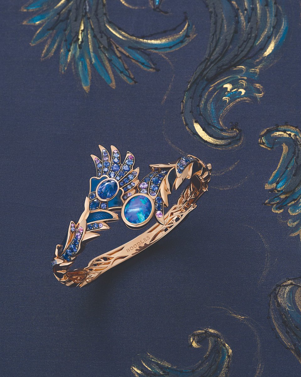 Boodles's tweet photo. RAVEN'S WATCH
King Charles II is said to have decreed that the Tower of London must always be home to at least six ravens, or the Kingdom will fall. There are currently eight ravens, cared for by a dedicated Ravenmaster at the Tower. This suite is inspired by the shape of their feathers and the symbolism of these remarkable birds, featuring carved materials, enamel and labradorite.
#BoodlesHighJewellery #ThePalaceCollection #HistoricRoyalPalaces