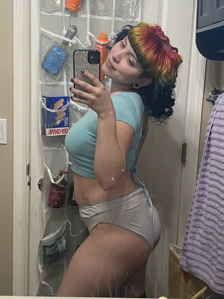 brattykat66's tweet photo. Why tf aren’t you in my #onlyfans dm rn? I’m gonna start a mass text of my selfie nudes in diff outfits to my subscribers instead of uploading them all. 🩵#altgirl #nsfw https://t.co/OlR7erBpTH