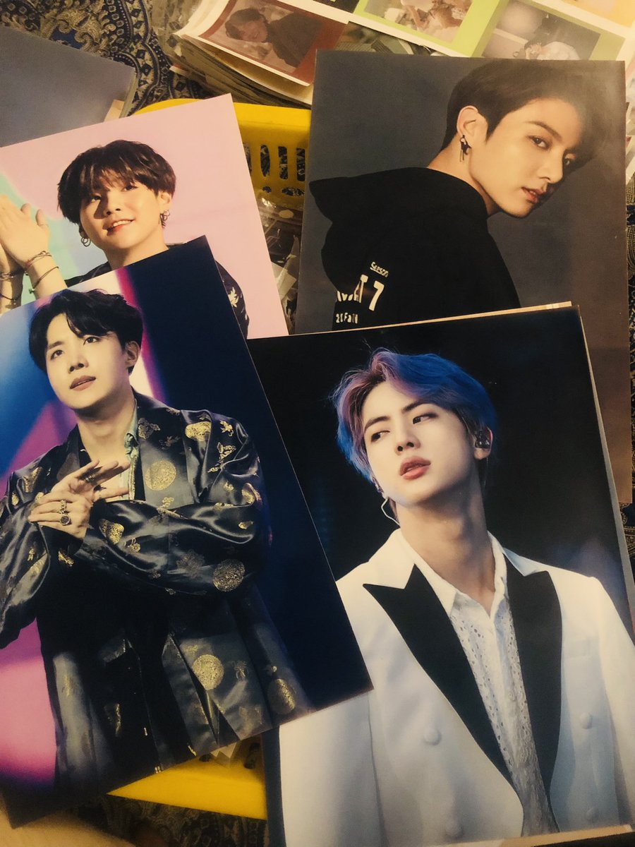 rmarchives98's tweet photo. 🚨Merch giveaways are BACK 🚨
Photocards, stickers, keychains, posters &amp; more are coming 👀💜
To enter: 
✨ RT 
✨ Tag 3 Pakistani ARMYs 🇵🇰 
✨ Follow
💗I will give rt deals for a lot of merch in each pack https://t.co/gA1DZCEolM
