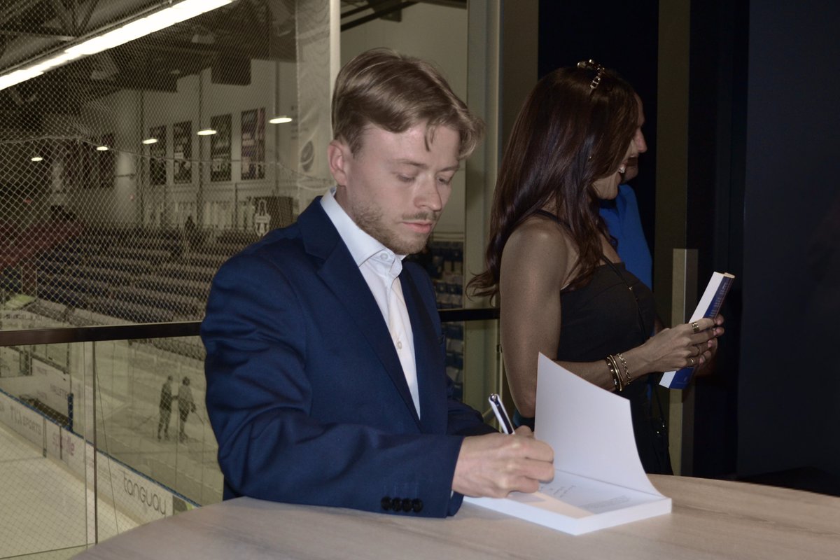 projetequipeqc's tweet photo. Un lancement réussi! 🥂

Jeudi dernier à Boisbriand, près de 250 personnes étaient au rendez-vous pour célébrer la sortie de notre essai et couronner trois années d'efforts soutenus.

Nous tenons à vous remercier sincèrement pour votre présence lors de cette soirée mémorable. 🖋️ https://t.co/w3DXuJYsgO