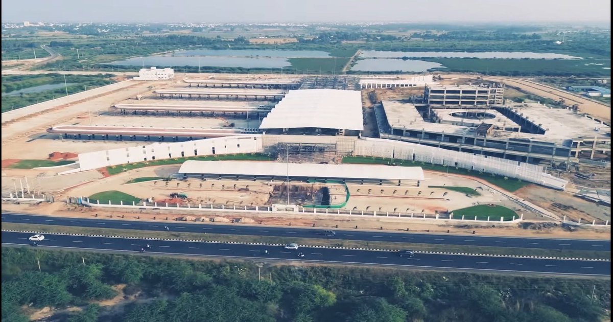 anand_011235's tweet photo. I don't know if everything is being some sort of propaganda. But Andhra is decades behind TN in the aspect of building large-scale modern bus stands catering to the larger sections of the people. 

Compare the bus stands of Visakhapatnam (left) with Tiruchirapalli (right) https://t.co/vOzN4XKj7y