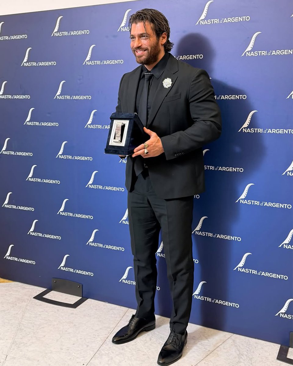 Mariagenn59's tweet photo. Dietro ogni avventura c’è sempre un grande protagonista capace di renderla indimenticabile,Can Yaman è stato premiato ai Nastri d’Argento come protagonista Intrrnazionale per il suo straordinario lavoro in  Sandokan.E noi siamo felicissimi di condividere questo momento con te Can https://t.co/hCskyZE8Li