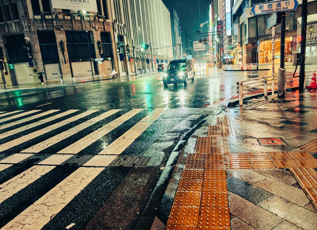 kei_roca's tweet photo. 光ってキレイなアスファルト https://t.co/hl9Zg2gpyk