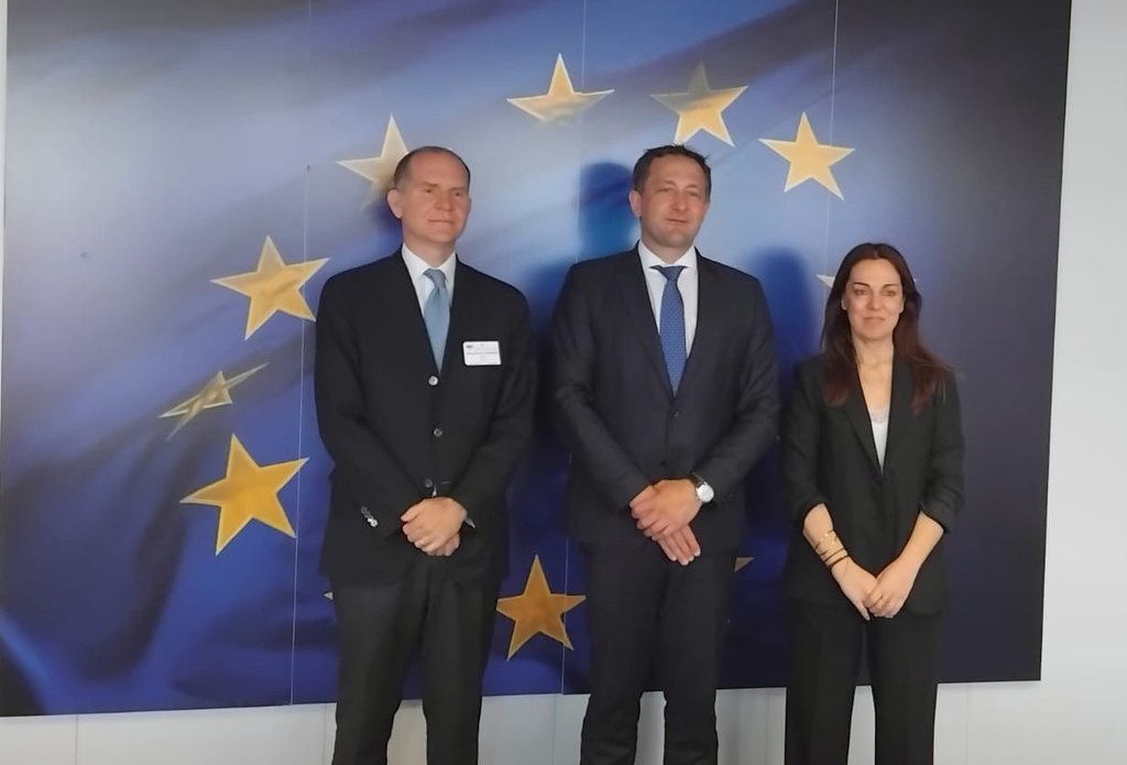 COPACOGECA's tweet photo. Constructive meeting today between Copa President @masgiansanti and Commissioner @CHansenEU discussing:

✴️ Fertiliser crisis, the expectations of the farming community with the exceptional 🇪🇺 mobilisation of the agricultural reserve, in addition to the temporary State aid framework. Actions on nitrate directive and digestate, together with greater market transparency.

✴️ MFF/CAP, as @masgiansanti gave @COPACOGECA's 3️⃣ positions brochures on MFF, Performance Framework, NRPP, CAP, CMO, ECF.
⚠️ Discussions on NRPP at @EUCouncil at the moment are worrisome, with an acceleration of decision-making lacking constructive engagement with the responsible parties and the farming community.

 ✴️ Fair trade policy importance and the farming community participation.

🤝A shared message: Food security is an integral part of Europe’s overall security.
➡️ Now EU needs to reflect this reality in both the immediate crisis response and the next MFF, placing agriculture at the heart of its decisions