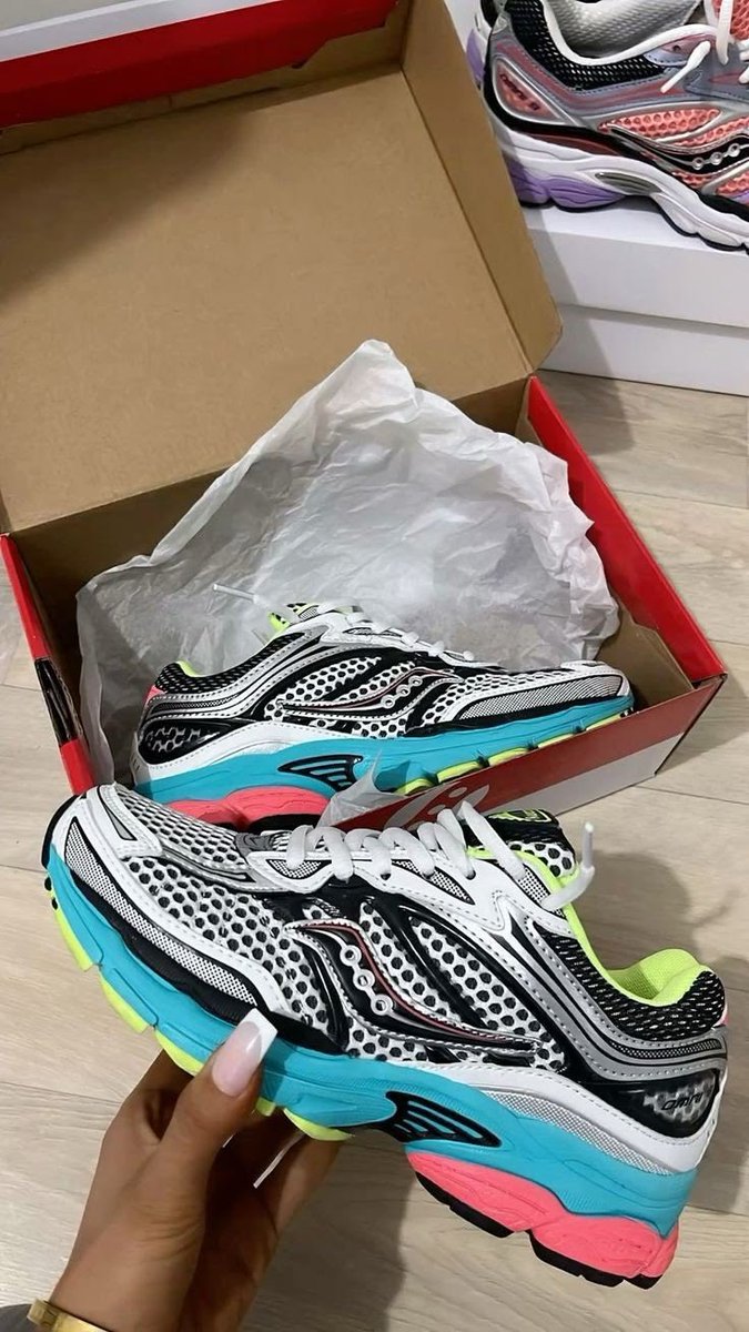 sow1_A's tweet photo. Parce qu’une belle paire de sneakers peut transformer toute une tenue💕

Découvrez nos SAUCONY confortables, tendances et faciles à porter.
 Prix : 15 000 F CFA

Un petit RT pour la force, merciii 🫶🏾🤍 https://t.co/88jVopmhDM