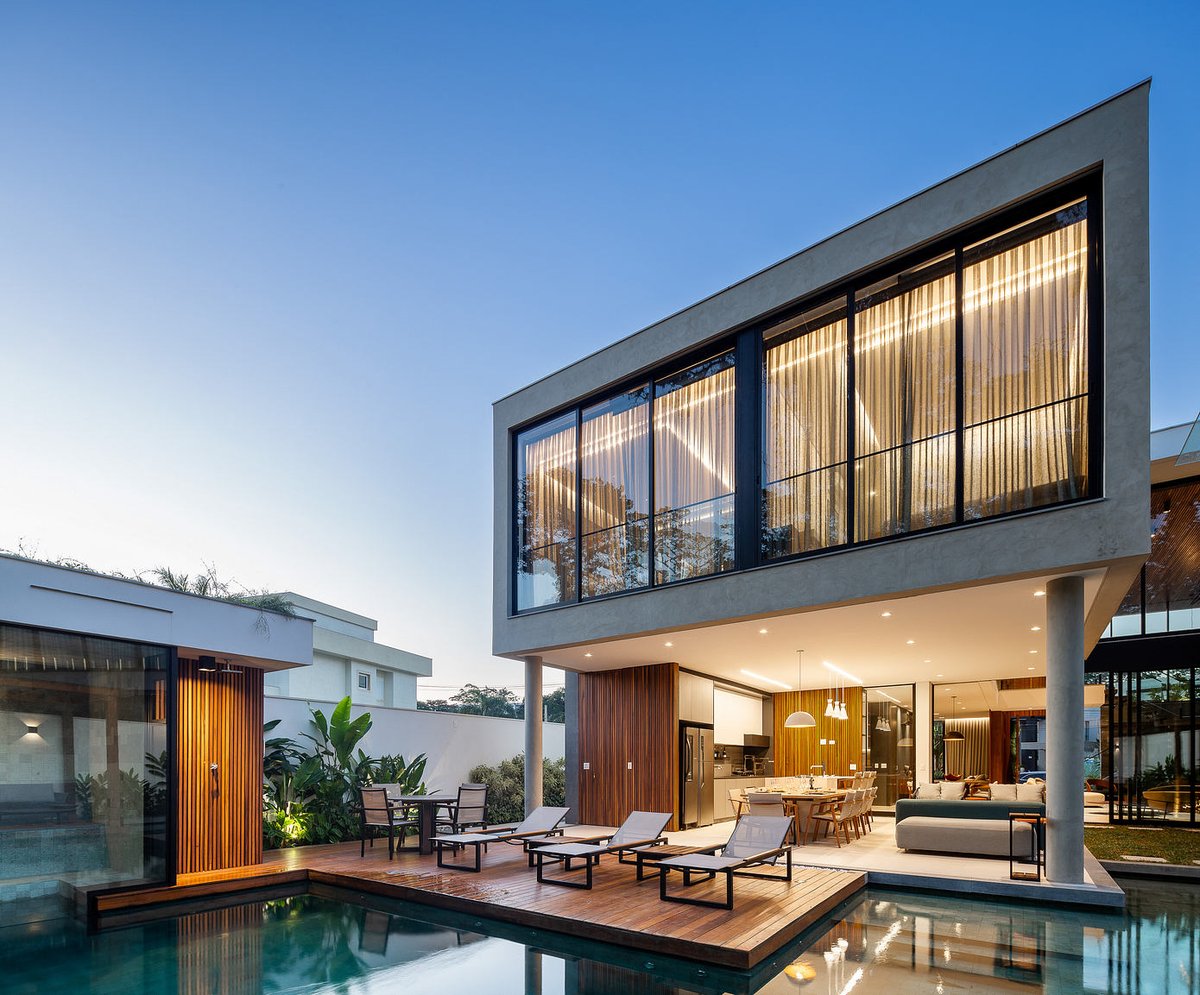 arqcommx's tweet photo. ¿Una casa sin columnas que conecta cada espacio con el bosque?
D31 Residence, de Raiz Arquitetura en Riviera de São Lourenço, Brasil, utiliza planta en “L”, celosías de aluminio, grandes ventanales y ventilación cruzada para integrar construcción y naturaleza. https://t.co/0nv6jVS24N