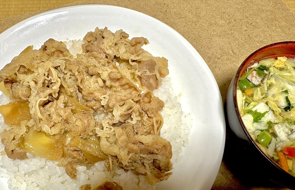 tatekawashirano's tweet photo. のの一１日ひとネタ
～牛丼の具～
#立川志ら乃の一番弟子 
#立川のの一 
#牛丼 
#オーケー https://t.co/7LjXT2xplV