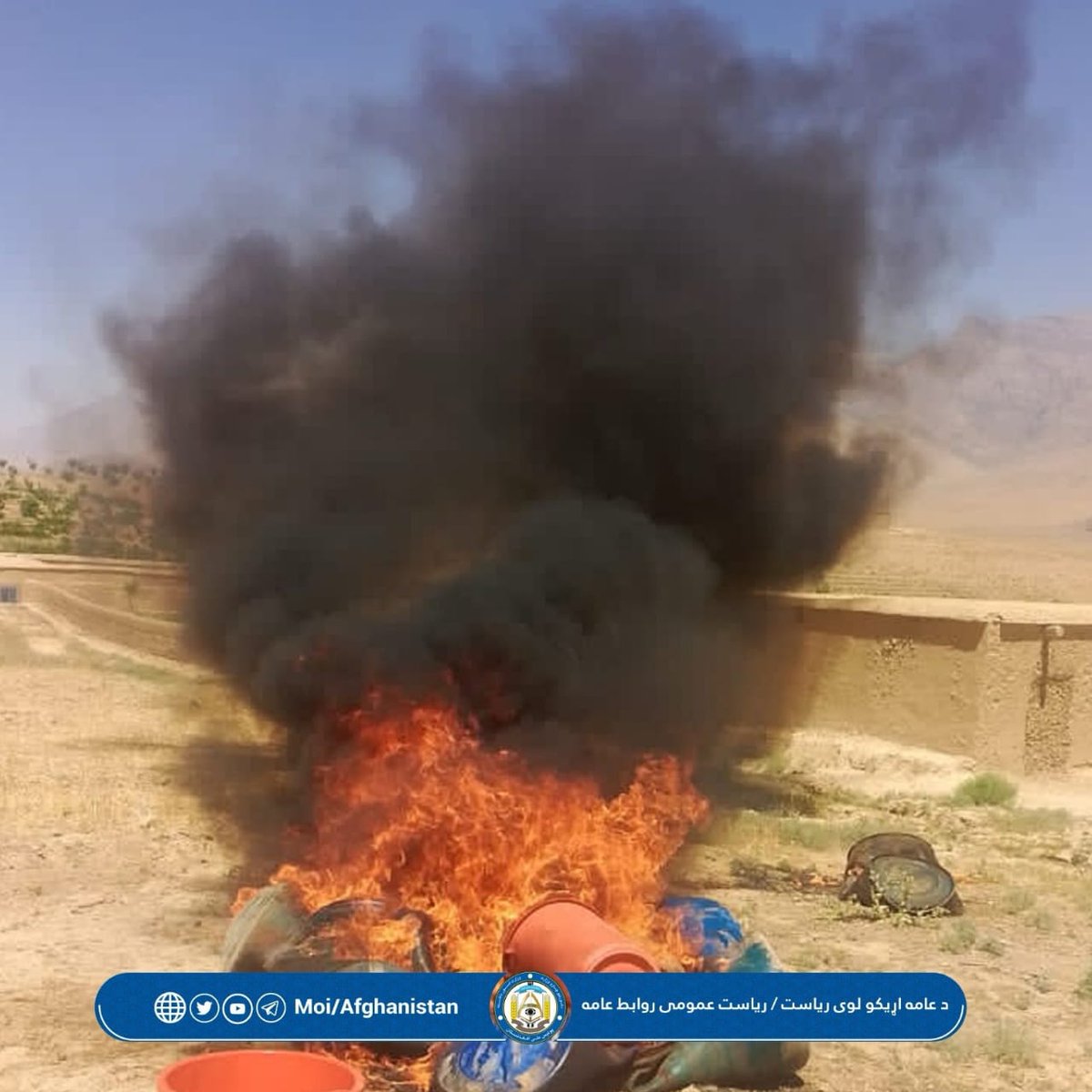 prmr313's tweet photo. د اروزګان او فراه ولایتونو له نشه‌يي توکو سره د مبارزې ځواکونو د جلا جلا عملیاتو په ترڅ کې ۲۱ کیلوګرامه نشه‌یي توکي، دوه زره او ۲۷۳ دانې نشه‌يي ټابلیټونه او د نشه‌یي توکو د پروسس او تولید یوه کارخانه کشف او ضبط کړې ده. https://t.co/j95sflDeXL