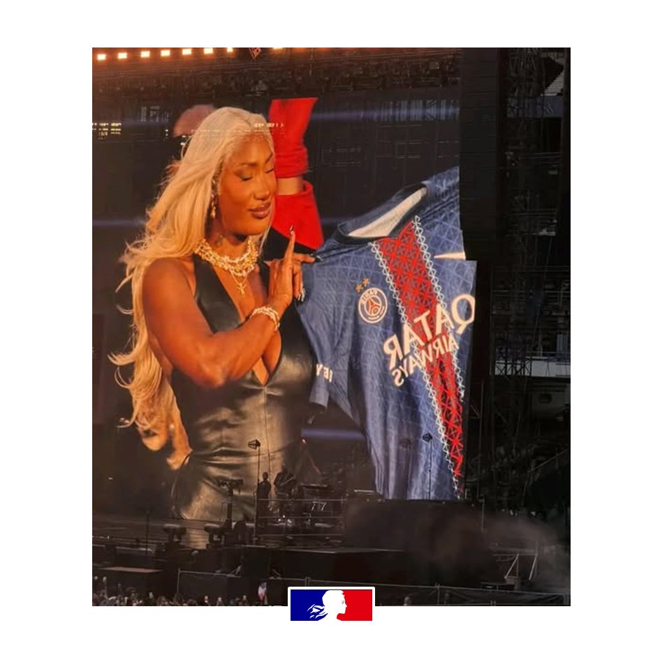 FranceauMali's tweet photo. 👩🏽‍🎤 Pendant que l'actualité mondiale accaparait les regards, une autre page d'histoire s'écrivait sous les projecteurs du @StadeFrance.

En trois soirées consécutives, @AyaNakamuraa a réuni plus de 220 000 spectateurs dans la plus grande enceinte de France, devenant la première artiste francophone à réaliser un tel exploit.

Au-delà des chiffres impressionnants, c'est le symbole qui marque : celui d'une artiste française aux racines maliennes devenue l'une des voix les plus influentes de la musique mondiale.

De Bamako à Saint-Denis, des quartiers populaires aux plus grandes scènes internationales, son parcours rappelle que le talent n'a ni frontière ni plafond.

Dans quelques jours, l'actualité passera à autre chose. Mais l'histoire retiendra qu'à la fin du mois de mai 2026, une artiste aux racines maliennes a fait vibrer le Stade de France trois soirs de suite et inscrit son nom dans la légende.

Bravo Aya, une fierté pour la 🇫🇷, le 🇲🇱 et l’Afrique.