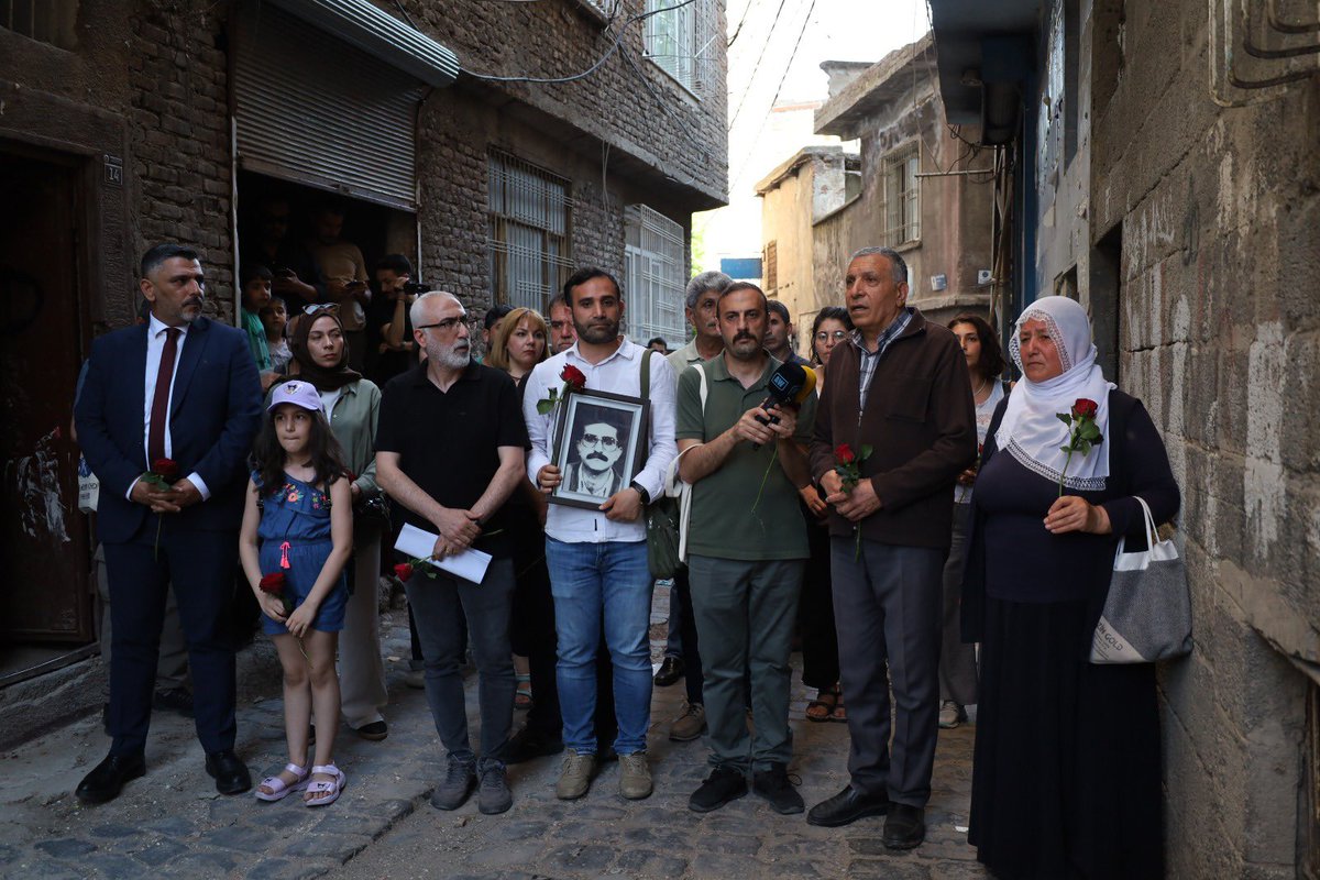 surajanscom's tweet photo. Gazeteciler Özgür Gündem muhabiri Hafız Akdemir'i vurulduğu sokakta andı  https://t.co/HjIAIxxCUr https://t.co/2tNBZvaYE6