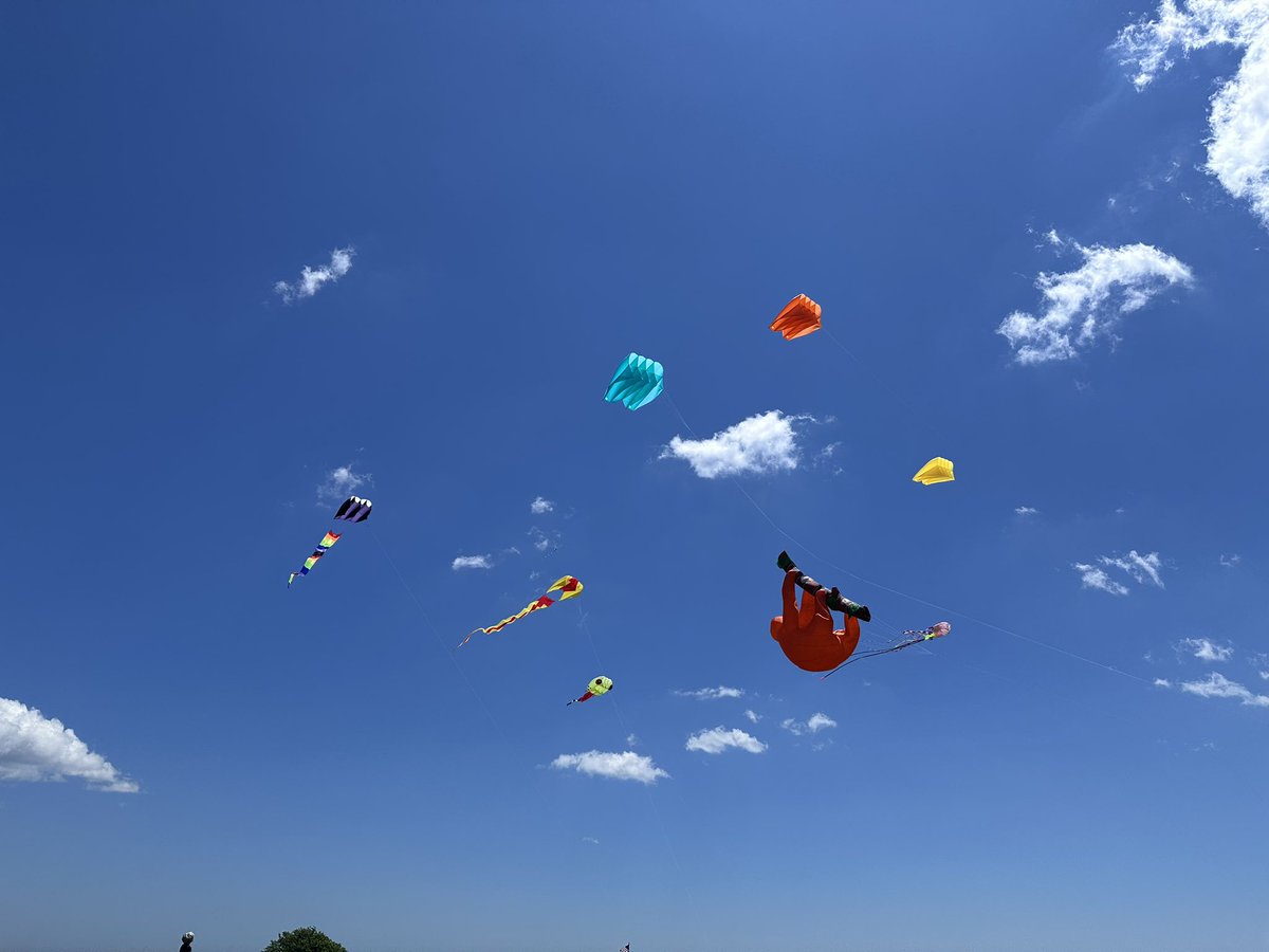 CTNewsMan's tweet photo. Photos 1-4 Kite show at #Harkness. https://t.co/V3ej8zaX2D