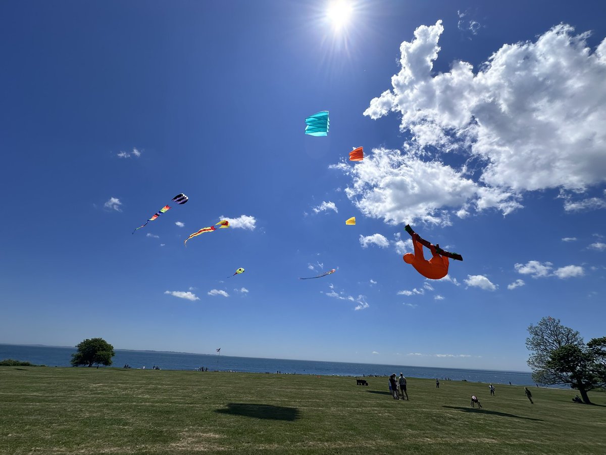 CTNewsMan's tweet photo. Photos 1-4 Kite show at #Harkness. https://t.co/V3ej8zaX2D