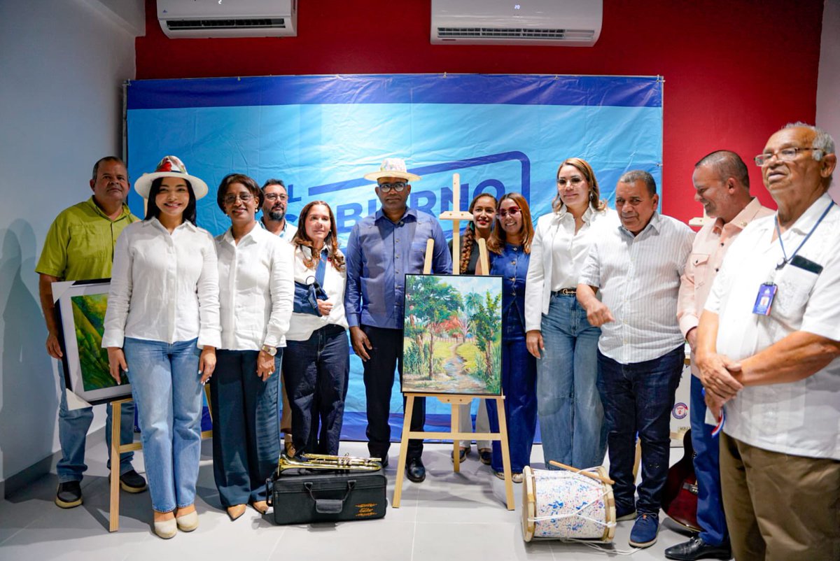 propeepgob's tweet photo. Entre los equipos entregados se encuentran: pantalla móvil retráctil, proyector de imágenes y video, tambora, caballetes, carpas medianas, mesas plegables, aire acondicionado, cámara fotográfica profesional, equipo de sonido, escritorio secretarial, trípode para cámara, bancos para galería, guitarra e instrumentos de viento.

Con esta intervención, reafirmamos nuestro compromiso de seguir impulsando el talento, brindando oportunidades y llevando bienestar a cada rincón del país. 2/2

#PROPEEP #GobiernoContigo #RenacerContigo #LaAltagracia #Higüey #ArteYCultura