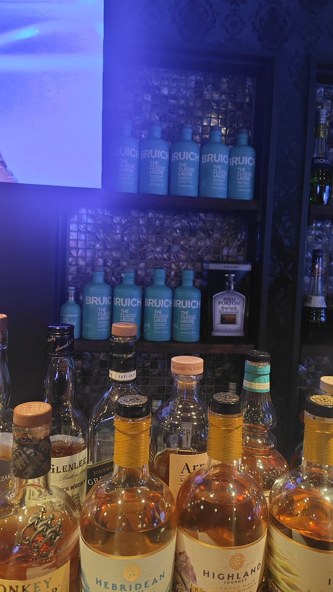 kag_one's tweet photo. 社畜、だいたい仕事するか飲むかしてます
これは壁に並んだ可愛い色のウイスキー https://t.co/rGaFH0ED3B