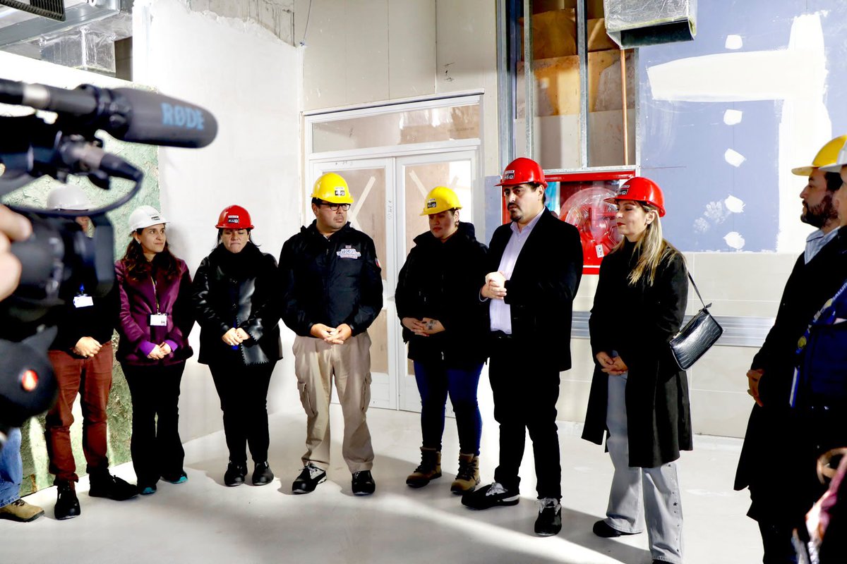 munielbosque's tweet photo. Sur, Dr. Daniel Ruiz, la directora de Salud Municipal, Cecilia González, la directora del Cesfam, Nathaly León, y el jefe de la Unidad Técnica de Salud, Marlon Leal. 
Las autoridades, conocieron los avances de este nuevo dispositivo que se encuentra en un 72% de avance. https://t.co/x0rNDxdSQ9